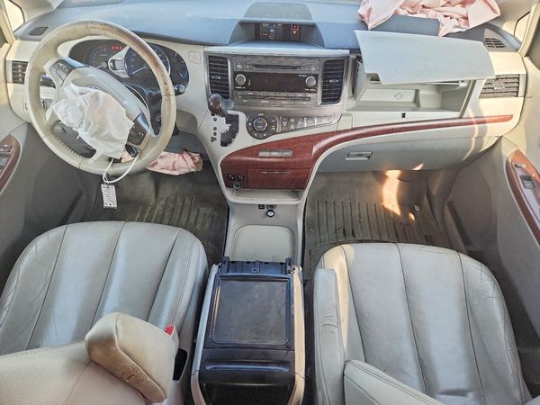 2014 TOYOTA SIENNA