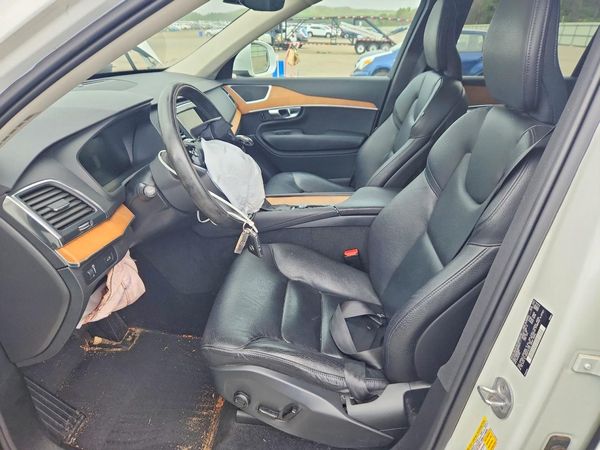 2022 VOLVO XC90