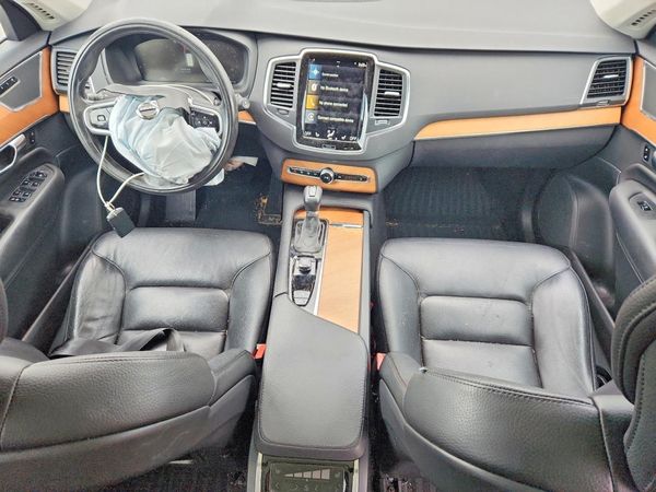 2022 VOLVO XC90