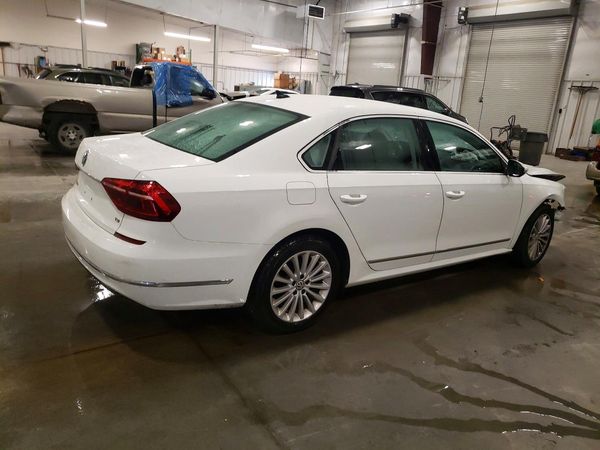 2017 VOLKSWAGEN PASSAT SE