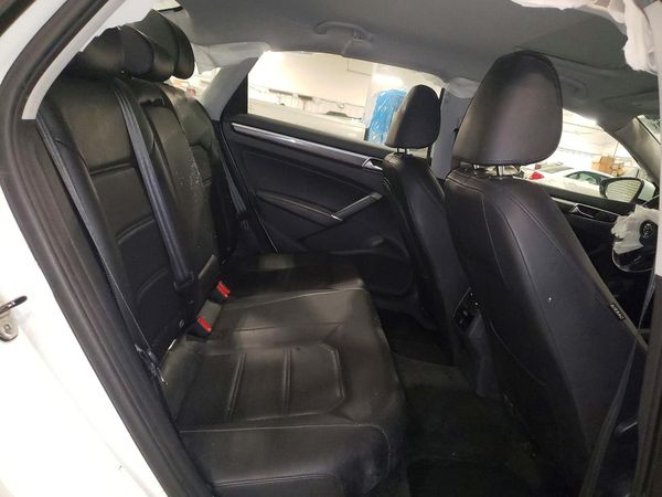 2017 VOLKSWAGEN PASSAT SE