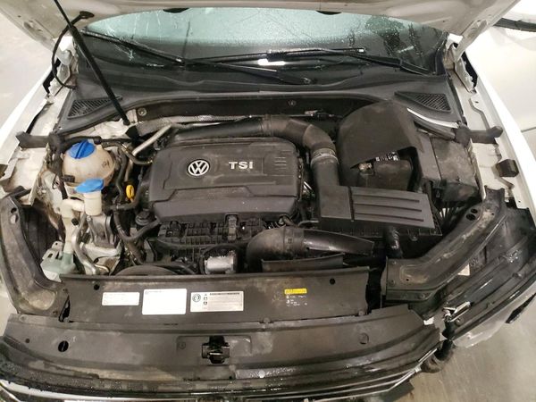 2017 VOLKSWAGEN PASSAT SE