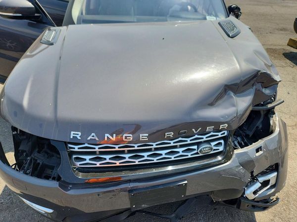 2016 LAND ROVER RANGEROVER HSE — Engine bay
