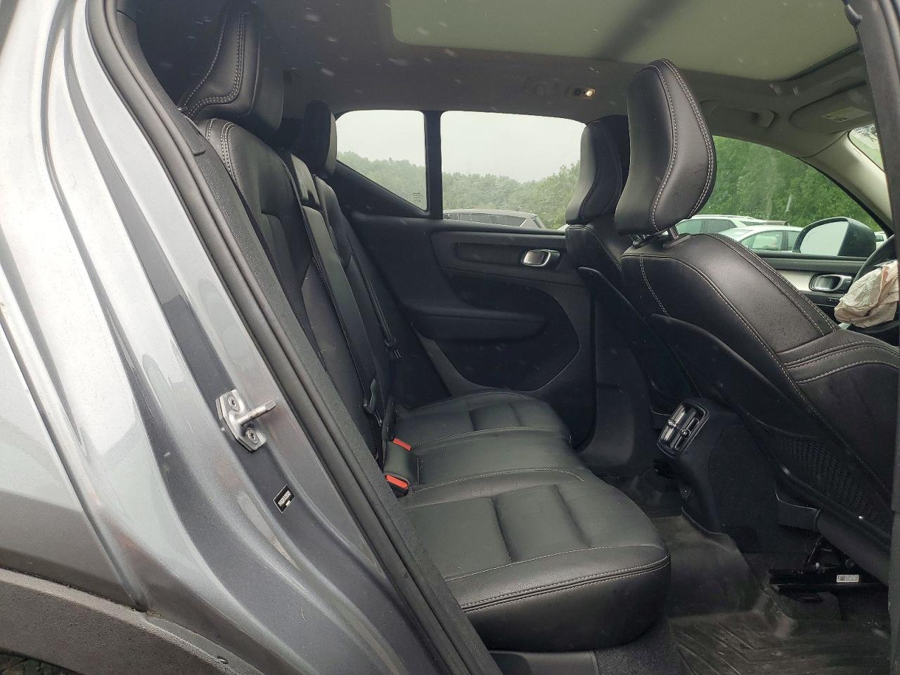 2019 VOLVO XC40 Momentum