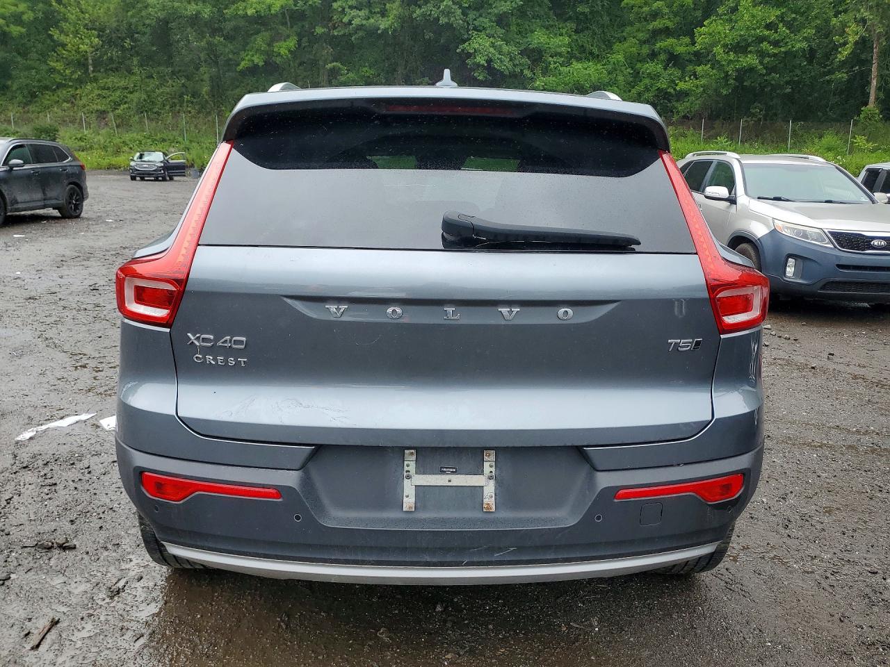 2019 VOLVO XC40 Momentum