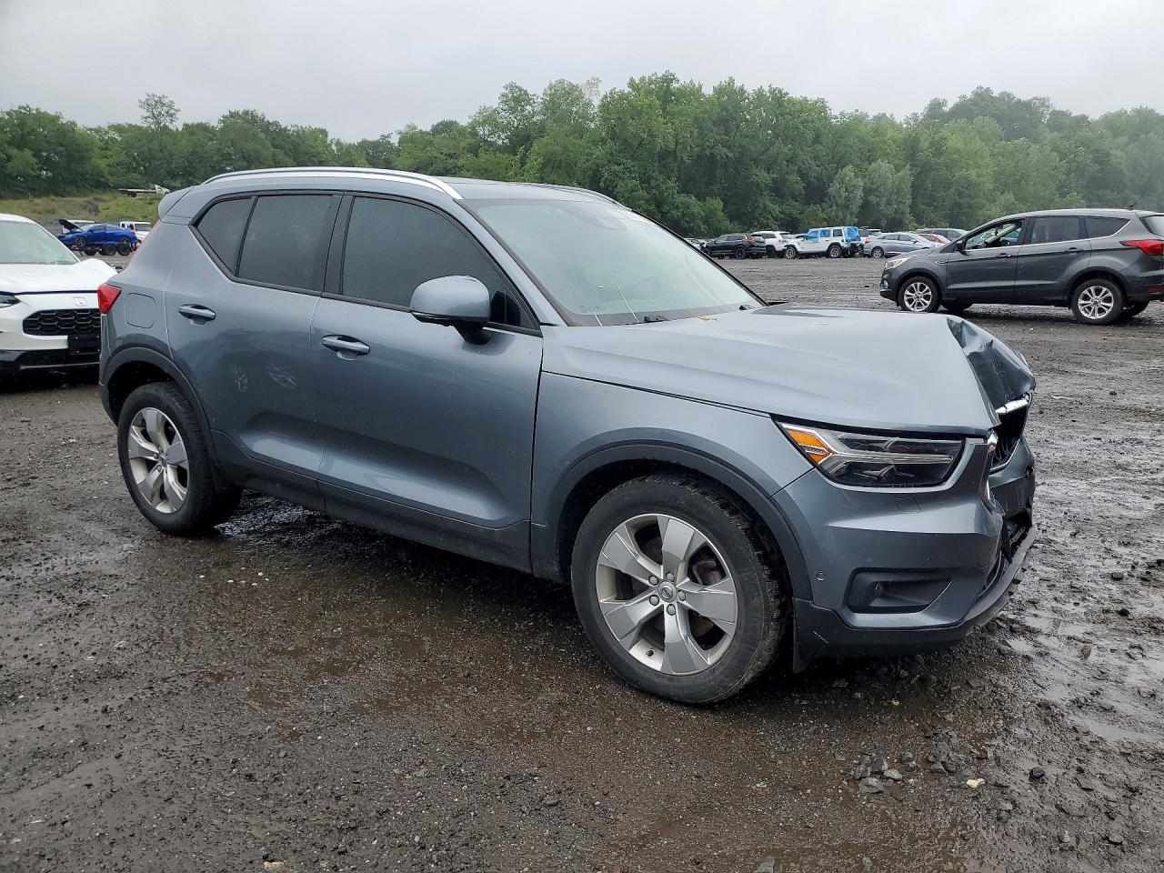 2019 VOLVO XC40 Momentum