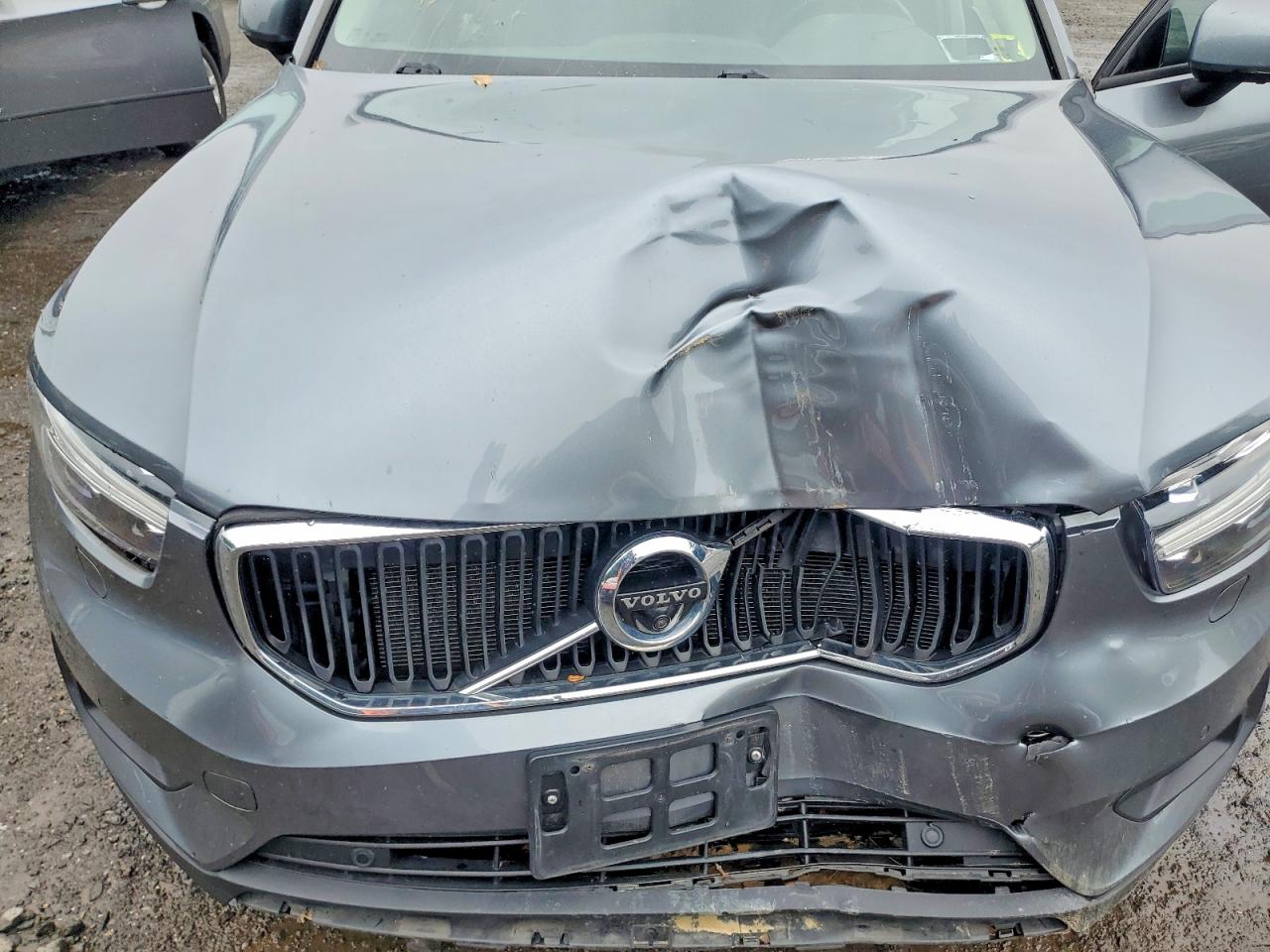 2019 VOLVO XC40 Momentum