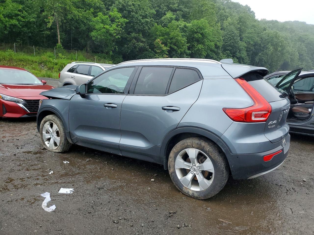 2019 VOLVO XC40 Momentum