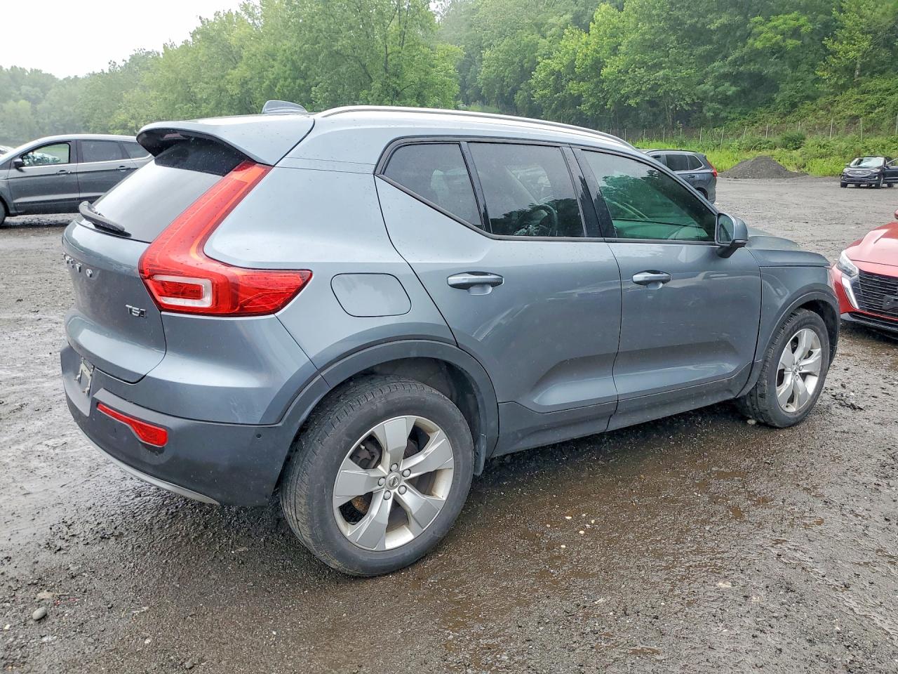 2019 VOLVO XC40 Momentum