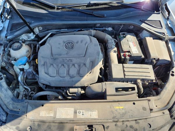 2018 VOLKSWAGEN PASSAT S, R-Line — Engine bay