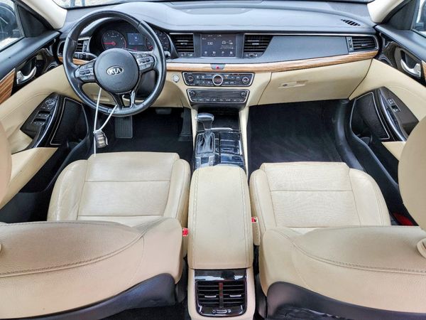 2017 KIA CADENZA Premium