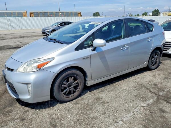 2014 TOYOTA PRIUS — DSFA — Front 3/4