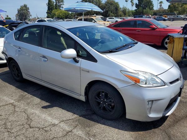 2014 TOYOTA PRIUS — Passenger 3/4