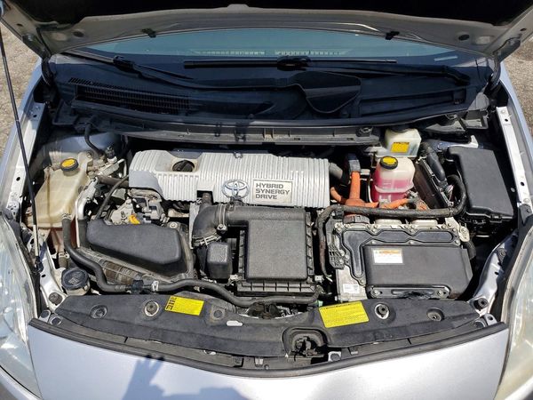 2014 TOYOTA PRIUS — Engine bay