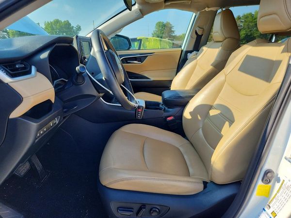 2020 TOYOTA RAV4 XLE Premium