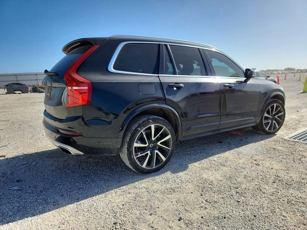 2021 VOLVO XC90 Momentum