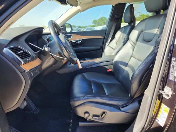 2021 VOLVO XC90 Momentum