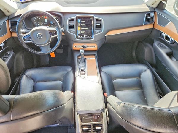 2021 VOLVO XC90 Momentum
