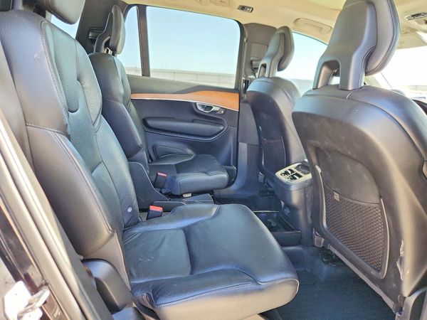 2021 VOLVO XC90 Momentum
