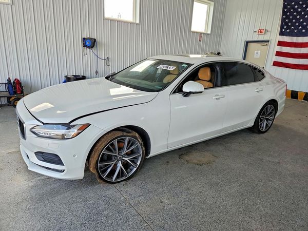 2018 VOLVO S90 Momentum — Front 3/4