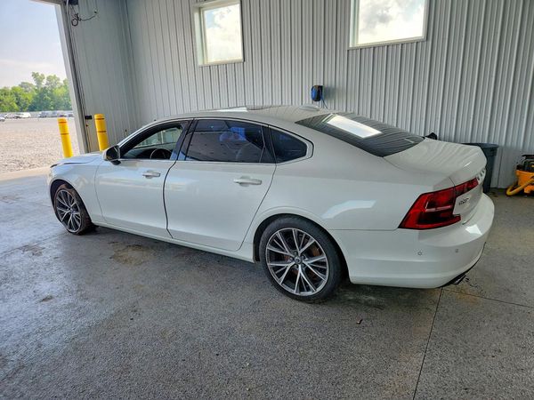 2018 VOLVO S90 Momentum — DSRA