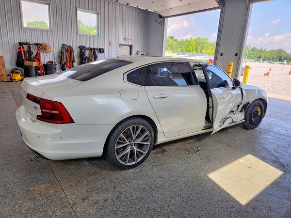 2018 VOLVO S90 Momentum — PSRA