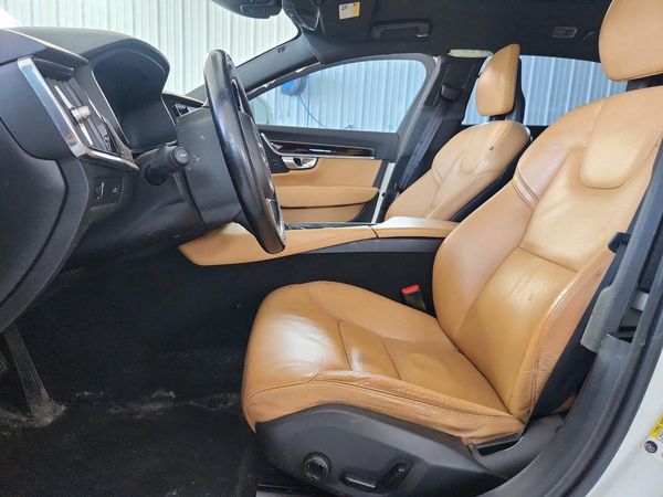 2018 VOLVO S90 Momentum — DENT