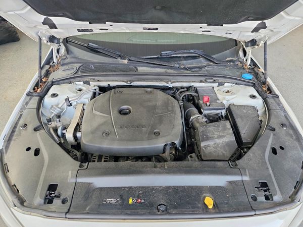 2018 VOLVO S90 Momentum — Engine bay