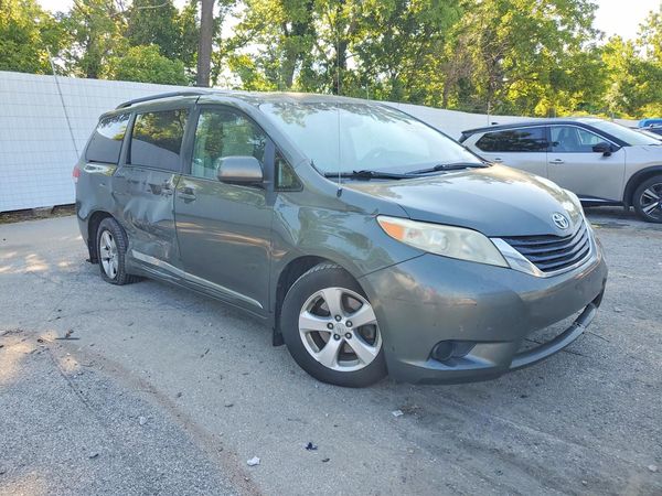 2012 TOYOTA SIENNA