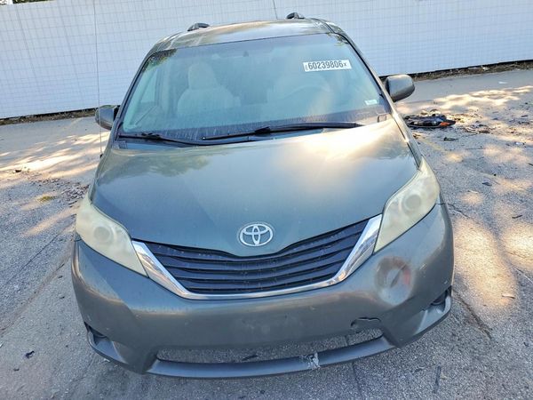 2012 TOYOTA SIENNA