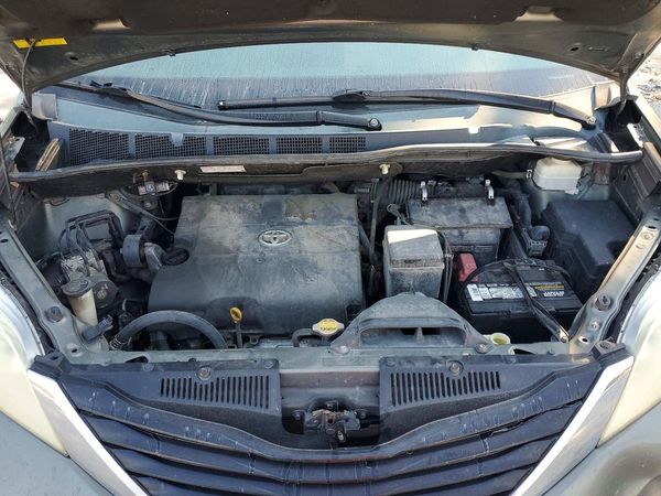 2012 TOYOTA SIENNA