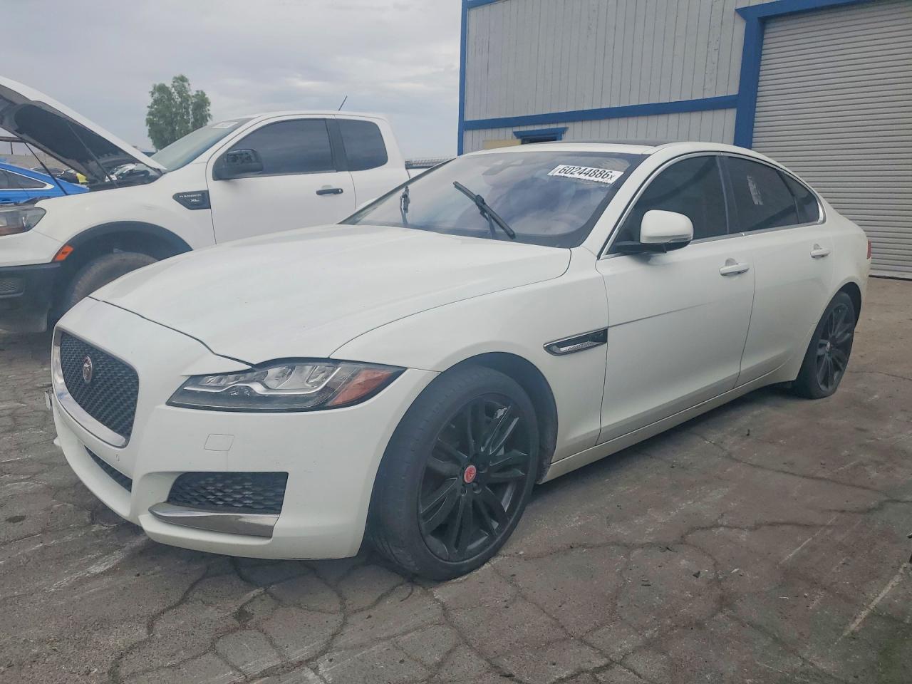 2016 JAGUAR XF Prestige — Front 3/4