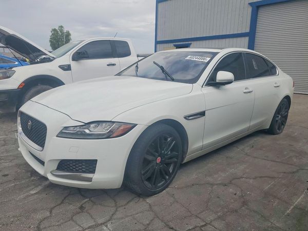 2016 JAGUAR XF Prestige — Front 3/4