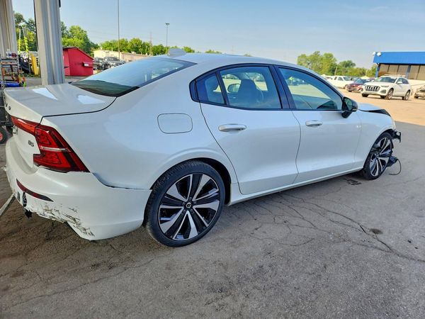 2022 VOLVO S60