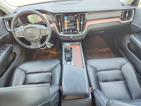 2022 VOLVO S60