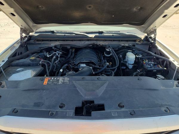2019 CHEVROLET SILVERADO LT — Engine bay