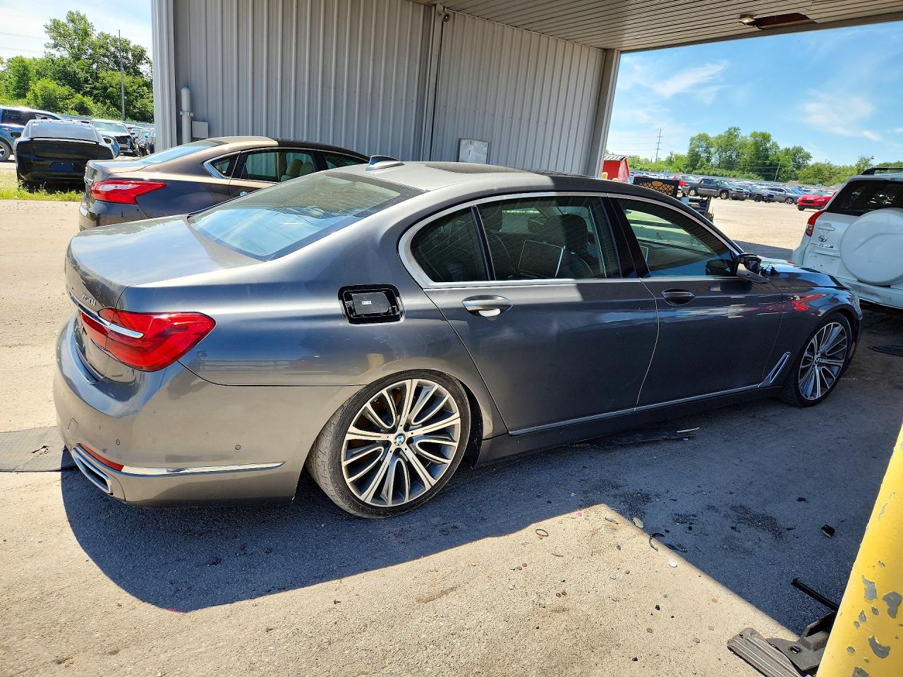 2016 BMW 750 xDrive