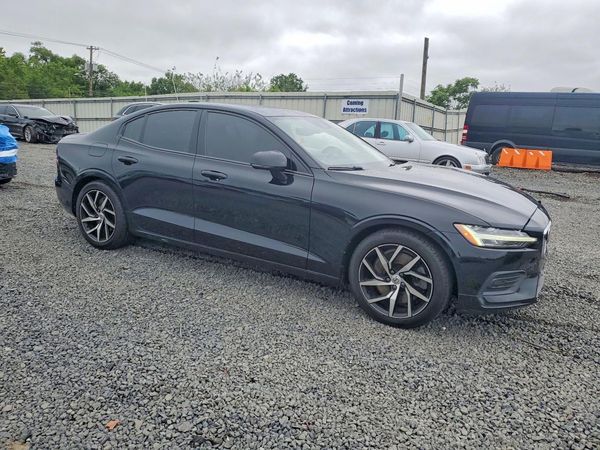 2020 VOLVO S60 Momentum