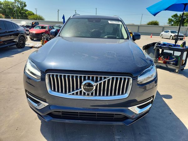 2022 VOLVO XC90