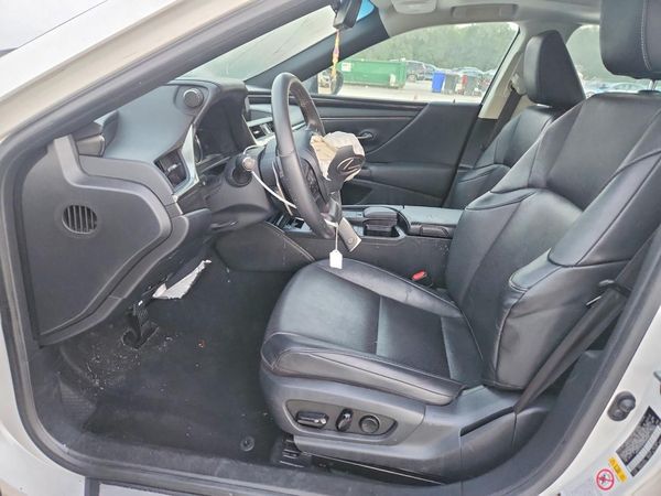 2019 LEXUS ES