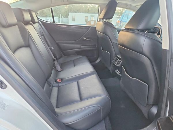 2019 LEXUS ES