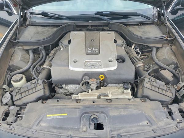 2013 INFINITI G37 — Engine bay