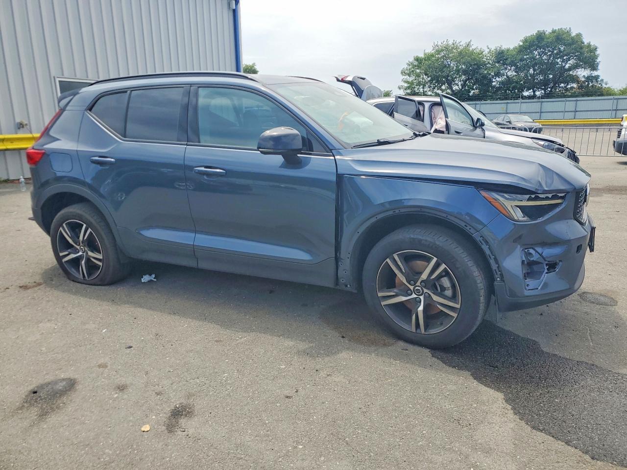 2026 VOLVO XC40 Core
