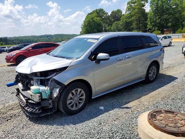 2022 TOYOTA SIENNA XLE