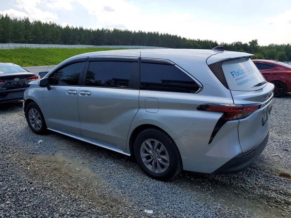 2022 TOYOTA SIENNA XLE