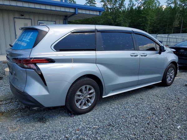 2022 TOYOTA SIENNA XLE