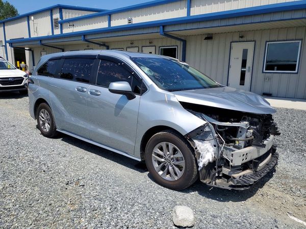 2022 TOYOTA SIENNA XLE