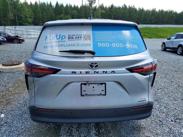 2022 TOYOTA SIENNA XLE