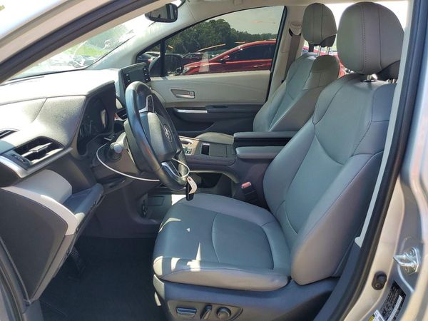 2022 TOYOTA SIENNA XLE