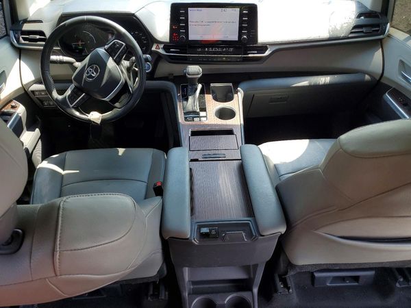 2022 TOYOTA SIENNA XLE